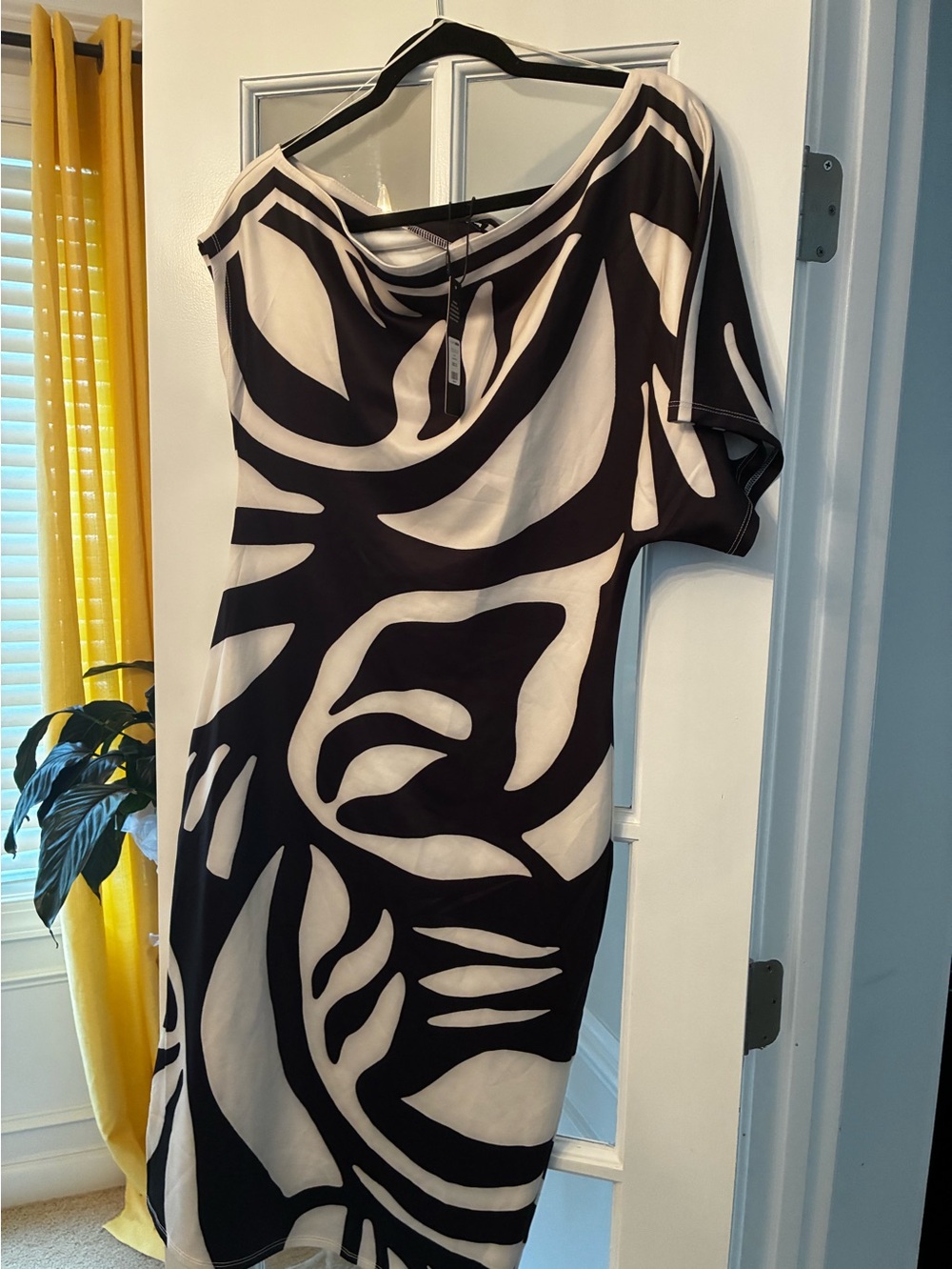 Fashion Nova Black & White One-Shoulder Abstract Print Dress